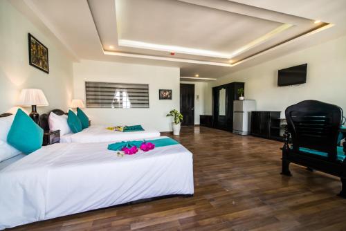 Postel nebo postele na pokoji v ubytování The Sunriver Boutique Hotel Hue