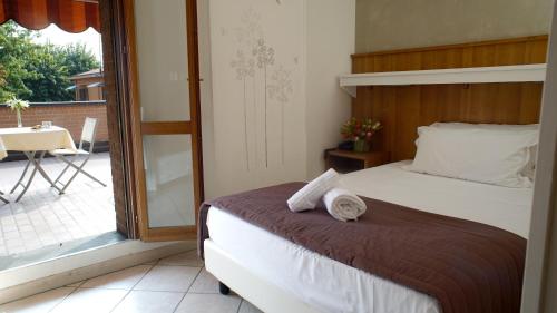 Postel nebo postele na pokoji v ubytování Hotel EMI