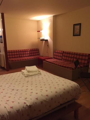 a hotel room with a bed and two couches at Pistas Esqui La Molina Masella in La Molina