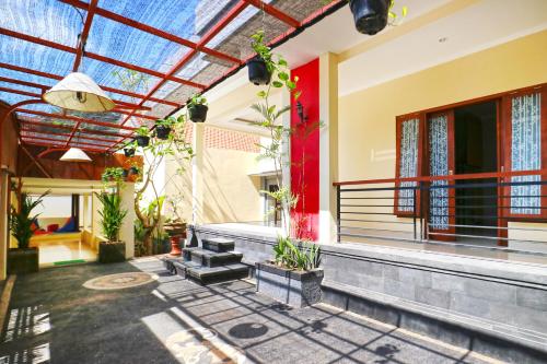 Casa con salón acristalado con techo de cristal en Taste of Bali Hostel en Kuta