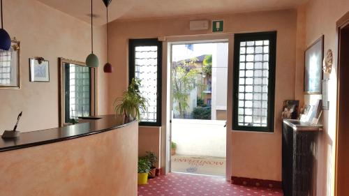 eine Restaurantlobby mit einer Theke und einem Fenster in der Unterkunft Hotel Montepiana in Mestre