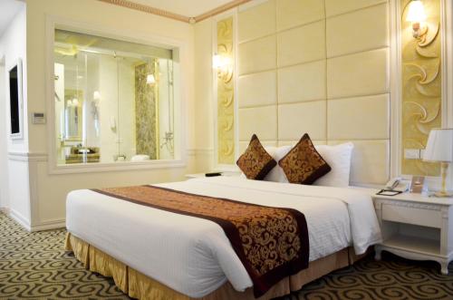 Кровать или кровати в номере Muong Thanh Luxury Song Lam Hotel