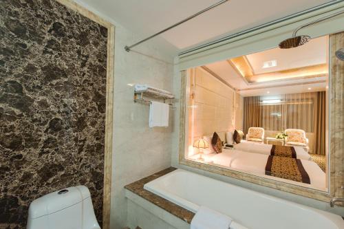Ванная комната в Muong Thanh Luxury Song Lam Hotel