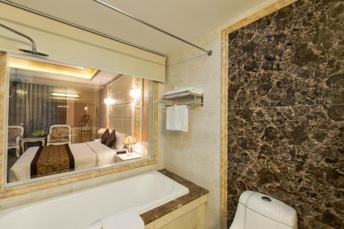 Ванная комната в Muong Thanh Luxury Song Lam Hotel