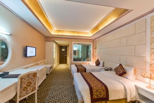Кровать или кровати в номере Muong Thanh Luxury Song Lam Hotel