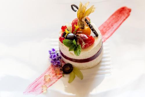a dessert with fruit and a bird on top of it at Hotel Villa Del Sogno in Gardone Riviera