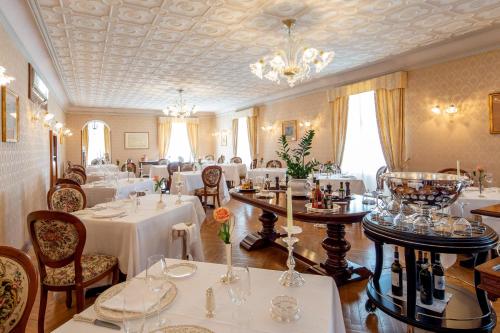 Un restaurant u otro lugar para comer en Hotel Villa Del Sogno