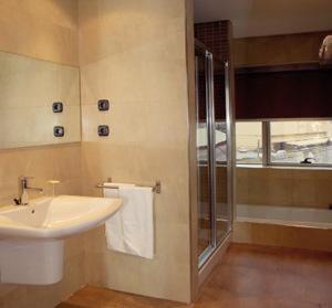 y baño con lavabo y ducha. en Hotel Izelai, en Alsasua