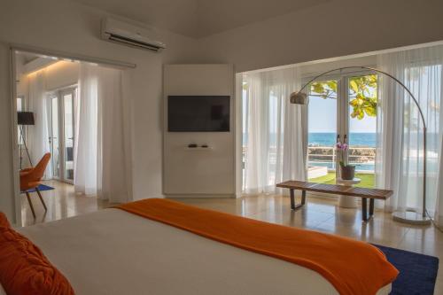 um quarto com uma cama e vista para o oceano em Trident Hotel em Port Antonio