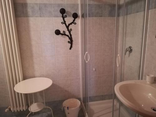 W łazience znajduje się prysznic i umywalka. w obiekcie Locanda dei Mercanti w mieście Crevacuore