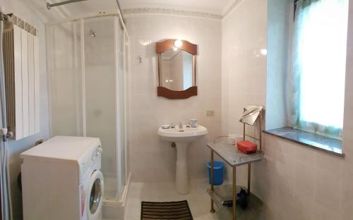 uma casa de banho com um lavatório e uma máquina de lavar roupa em Casa Vecia em Bracca