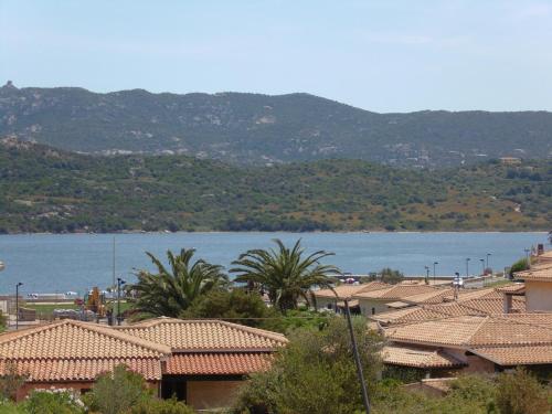 a view of a town with a body of water at Lu Titimbaru in Cannigione