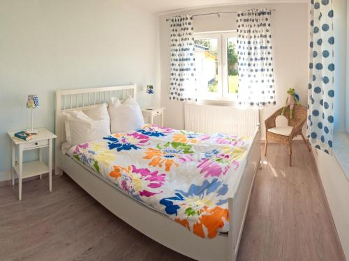 um quarto com uma cama grande e uma colcha floral em Cozy Holiday Home in Zierow near Baltic Sea Beach em Zierow