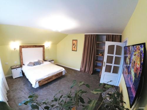 - une chambre avec un lit et une étagère dans l'établissement Apulum Gardens, à Alba Iulia
