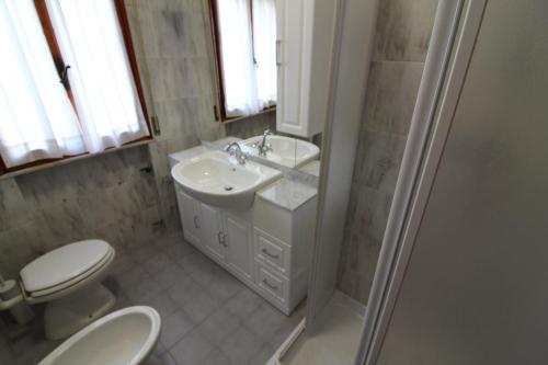 リニャーノ・サッビアドーロにあるVilla Bertoliの白いバスルーム(洗面台、トイレ付)