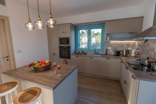 Dapur atau dapur kecil di Exclusive Sea View Villa Madelaine
