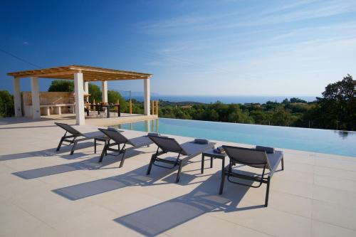 Kolam renang di atau dekat dengan Exclusive Sea View Villa Madelaine