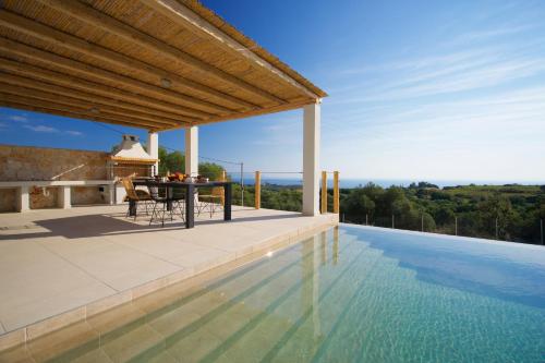 Kolam renang di atau dekat dengan Exclusive Sea View Villa Madelaine