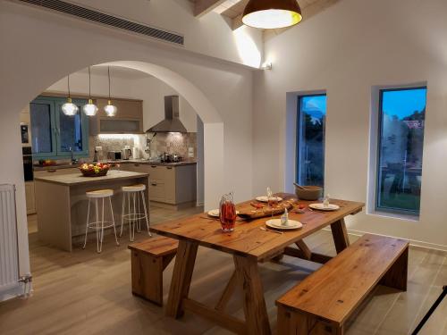 Dapur atau dapur kecil di Exclusive Sea View Villa Madelaine