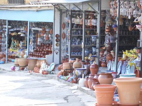 a store filled with lots of pots and vases at Apartamentos Horno y Casa De Dulce in Purullena