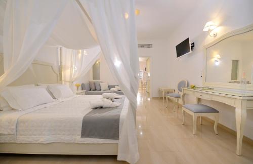 
מיטה או מיטות בחדר ב-Kamari Hotel
