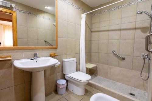 ネルハにあるCarabeo 2000 2.3のバスルーム(トイレ、洗面台、シャワー付)
