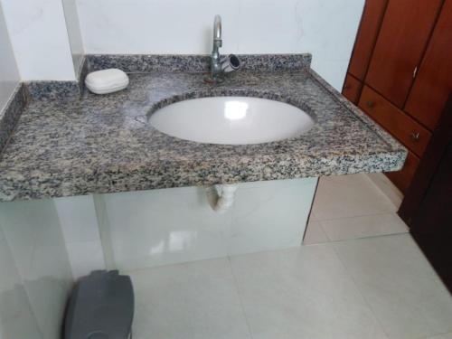 ein Badezimmer mit Waschbecken und Toilette in der Unterkunft Ótimo apto Praia Bessa in João Pessoa