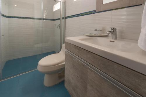 a bathroom with a toilet and a sink and a shower at Providence Breeze in San Andrés