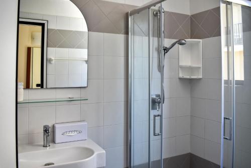 Hotel Dear Rimini tesisinde bir banyo