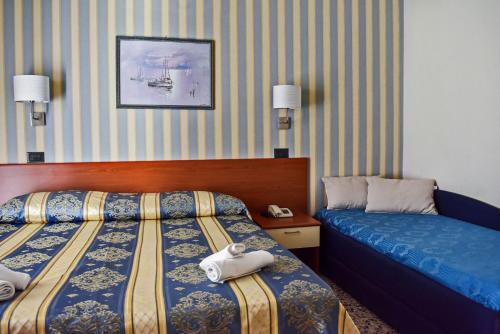 Un pat sau paturi într-o cameră la Hotel Dear Rimini