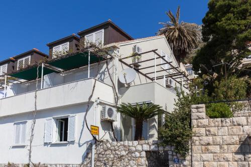 un edificio blanco con escaleras arriba en Apartment Rose Garden, en Dubrovnik