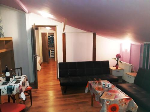 Ruang duduk di Hostel Pascalis Alesd