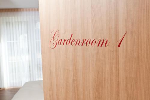 a wooden door with the words jamalore z on it at Engelhard Das Landhotel Garni in Kirchheim am Ries