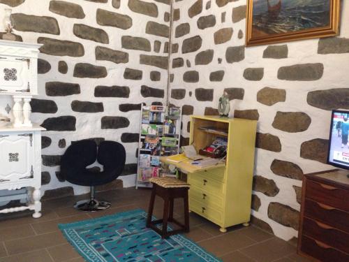 a room with a desk and a chair at Casa Auri in Faial da Terra