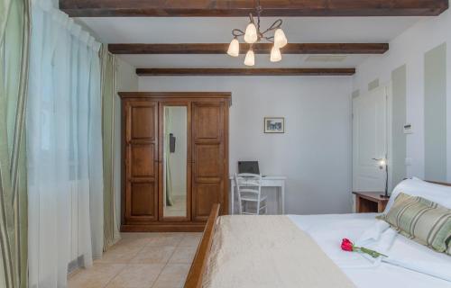 a bedroom with a bed and a wooden door at Villa Sana in Selina