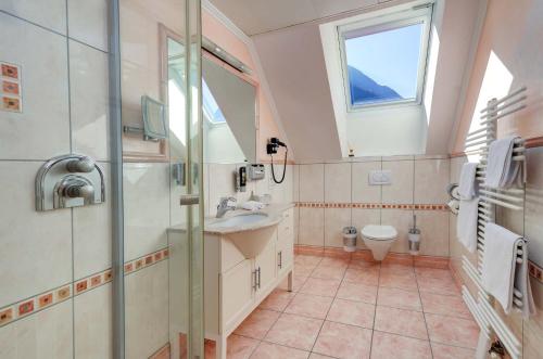 Kylpyhuone majoituspaikassa Alpinstyle Hotel Ischgl