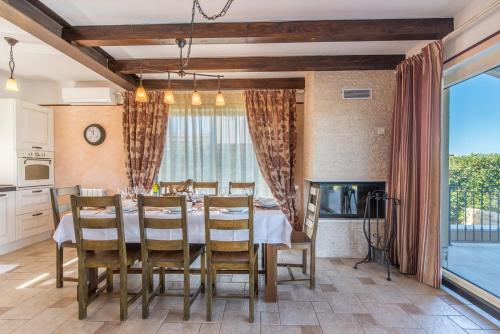 a dining room with a table and chairs at Villa Sana in Selina