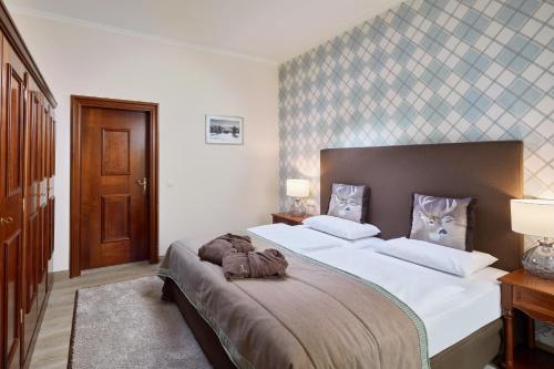 a bedroom with a large bed in a room at Das Alpenhaus Gasteinertal in Bad Hofgastein