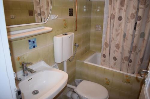 ナフプリオにあるArchontiko Kolokotroniのバスルーム(洗面台、トイレ、シャワー付)