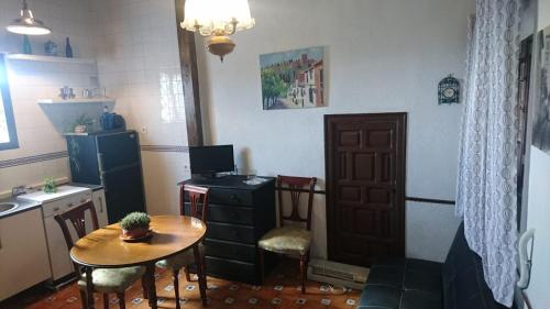 une cuisine avec une table et une petite table ainsi qu'une cuisine avec un évier dans l'établissement La Casita de Granada, à Grenade