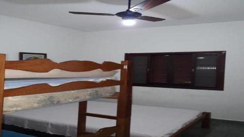 Uma ou mais camas em beliche em um quarto em Casa com Piscina Itanhaem