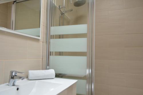 bagno con lavandino e doccia di Fresitas Holiday Home a Puerto Rico de Gran Canaria