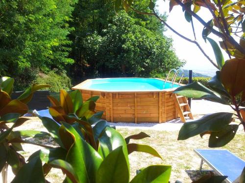 une grande piscine avec une chaise et une table dans l'établissement B&B La Fenice, à Montegridolfo
