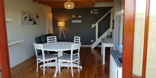 Gambar di galeri bagi West Coast Seaside Getaway di Grotto Bay