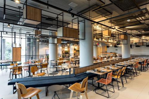 a large dining room with tables and chairs at ibis Sao Paulo Barra Funda in Sao Paulo