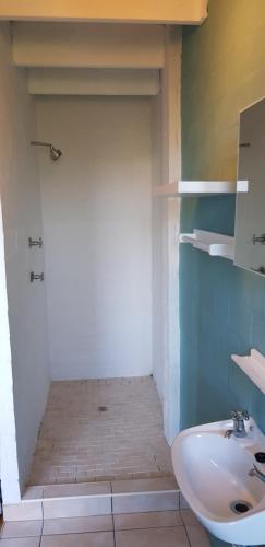 Bilik mandi di West Coast Seaside Getaway