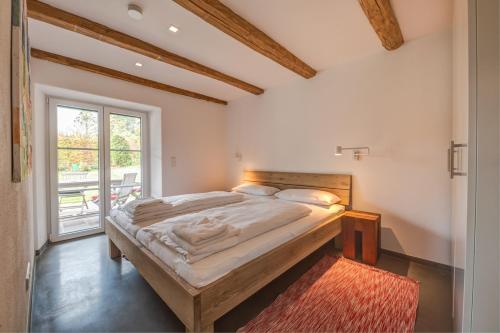 Un pat sau paturi într-o cameră la Ferienappartements Tor zum Allgäu