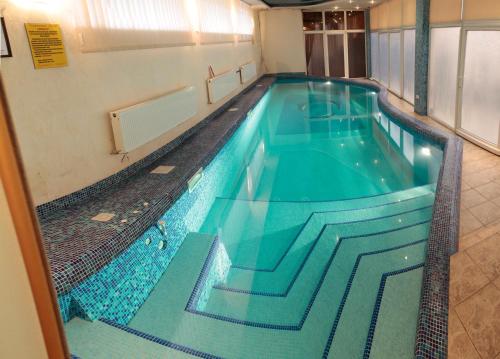 una gran piscina en un edificio en Lux Hotel, en Odessa