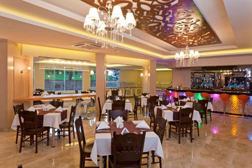 Monart City Hotel - All Inclusive Plusにあるレストランまたは飲食店