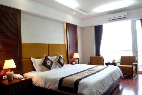Postel nebo postele na pokoji v ubytování Moonlight Hotel Hue